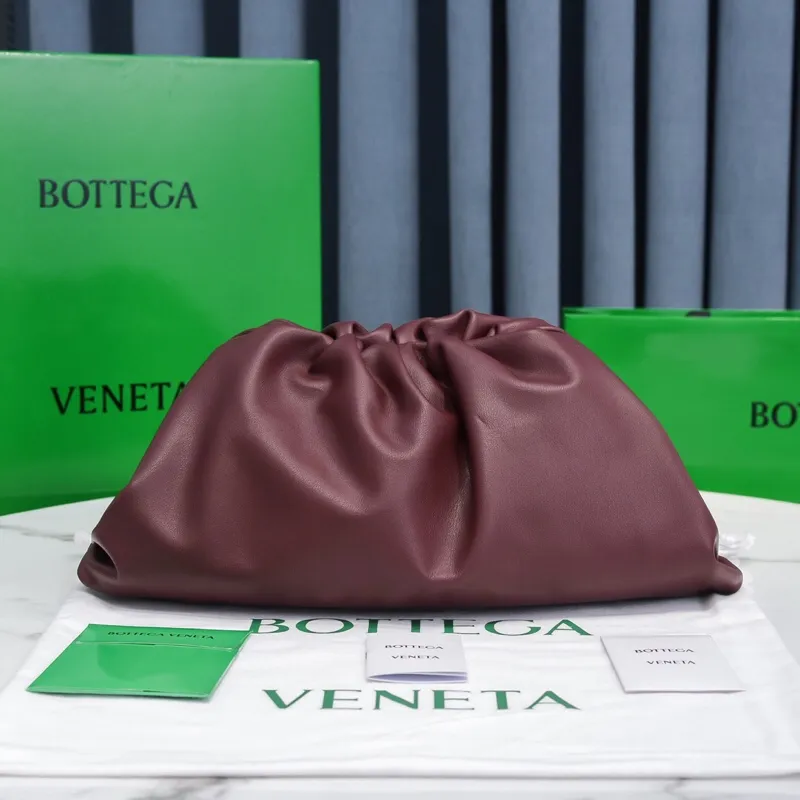 Batch 1660 Bottega Veneta cloud bag ☁️POUCH series original plain calfskin, super low-key and attractive, soft and casual, major Internet celebrity bloggers are crazy about calling it, fashionable and classy, ​​lazy and intellectual Large size: 38x20x8.5cm (large cloud plain) burgundy red